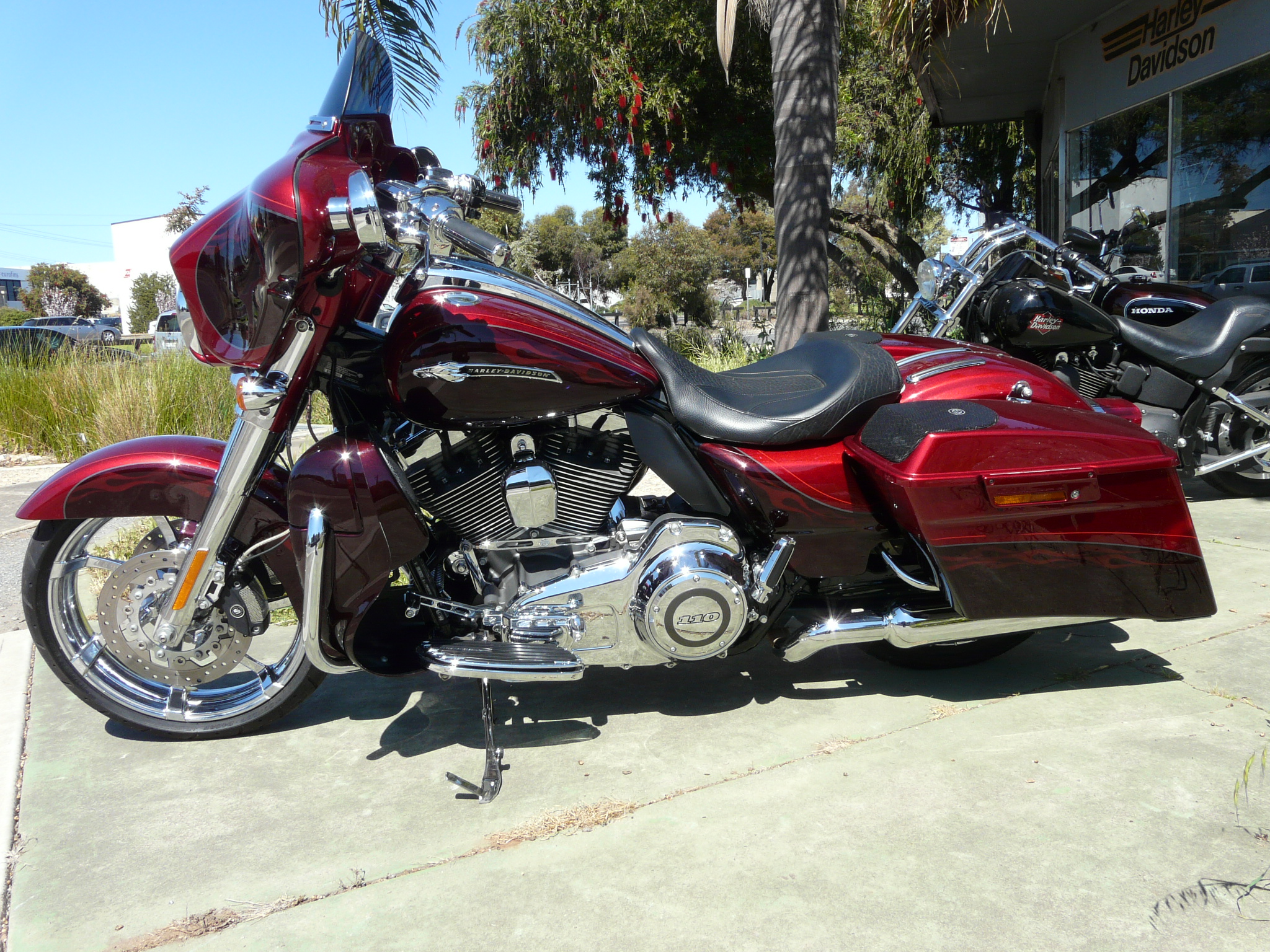Harley davidson street shop glide cvo 2012